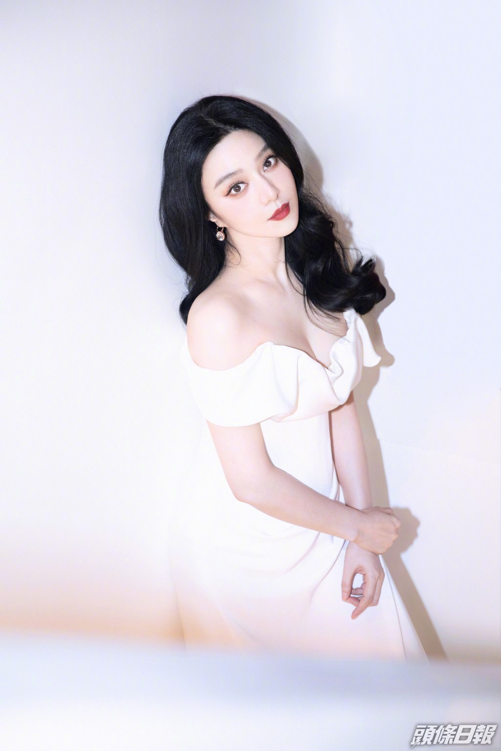 日前范冰冰在韓國釜山國際電影節獲頒「傑出亞洲演員獎」，她雖然未有親身到場領獎，但預先拍下致謝詞，她言談間透露「明年見」，令網民暗示范冰冰明年會正式復出。